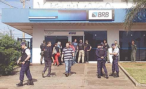/bancariosdf Insegurança no BRB faz reféns em Taguatinga Três homens foram presos após entrarem armados em uma agência do BRB na QNL 5/7, em Taguatinga Norte.