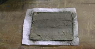 2: Placa de fibrocimento Os corpos de prova utilizados nos ensaios de fadiga foram fabricados a partir das placas produzidas, que eram quebradas ainda pastosas, colocadas em moldes de madeira de