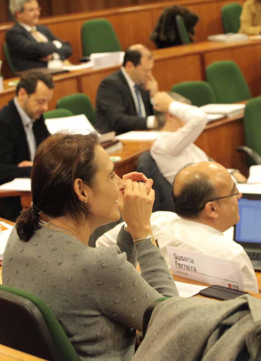 A AESE convida personalidades de renome do mundo empresarial e académico para apresentar e debater no PADE novas tendências globais e perspetivas abrangentes sobre a economia, a política, a