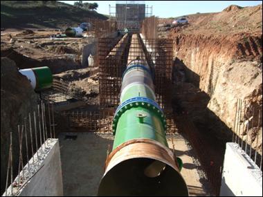 140 m Blocos de Rega de Selmes Alta Pressão Estação Elevatória secundária de Selmes Com dois patamares de elevação Caudal Selmes 2 0,52 m 3 /s Altura Selmes 2 70 m Caudal Selmes 5 1,2 m 3 /s Altura