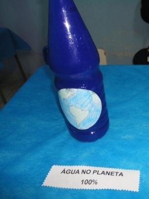 Outra atividade realizada com os alunos foi uma demonstração da quantidade de água existe em nosso planeta em proporção: 100% da água corresponde a uma