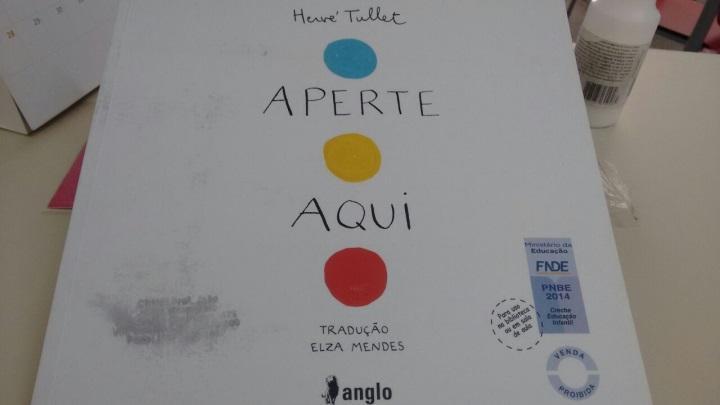 de Hervé Tullet, com tradução de Elza Mendes, publicado pela editora Ática.