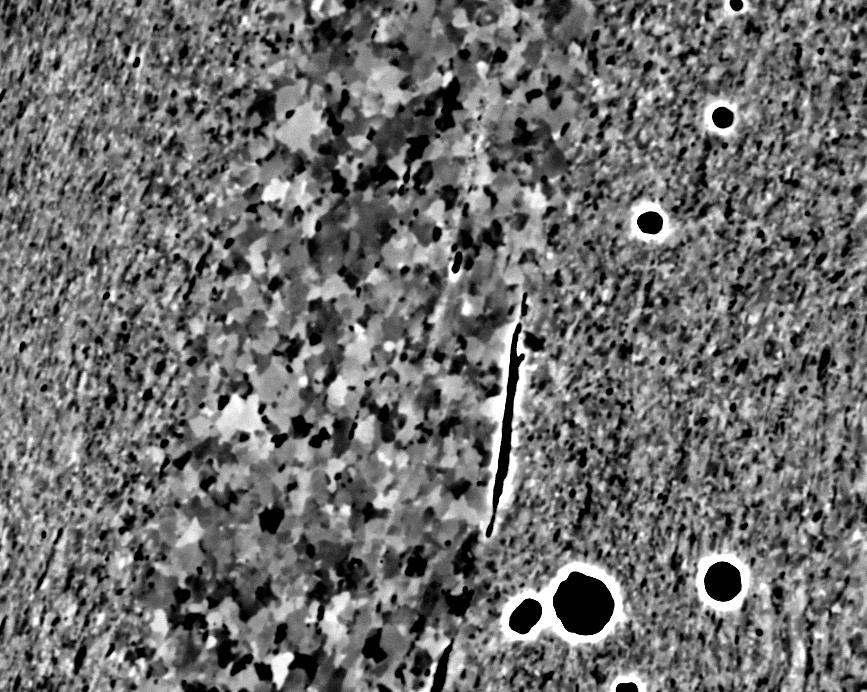 A maioria das amostras investigadas indica que a microestrutura da banda de cisalhamento é formada por uma fina estrutura lamelar, com a espessura das lamelas variando entre 0,15-0,50 µm.