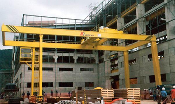 UFEM Montagem eletromecânica avança em diferentes etapas Com as obras civis da UFEM em fase final de acabamento, as equipes da montagem eletromecânica começam a tomar conta do canteiro para as