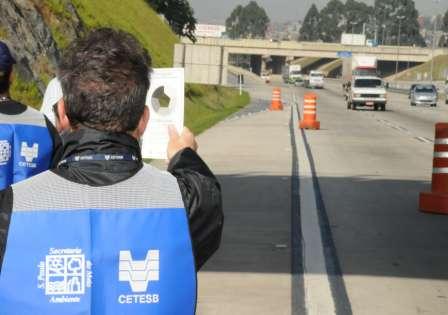 parte da CETESB, da Polícia Militar e dos municípios conveniados com a primeira, daqueles que estiverem emitindo fumaça em excesso.