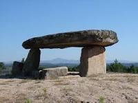 ARQUITTETURA Arquitetura megalítica: MENIR pedra cilíndrica ou cônica perpendicular ao chão, simbolizando a vitalidade e a fertilidade da terra DOLMÉNS pedra horizontal sobre pedras na