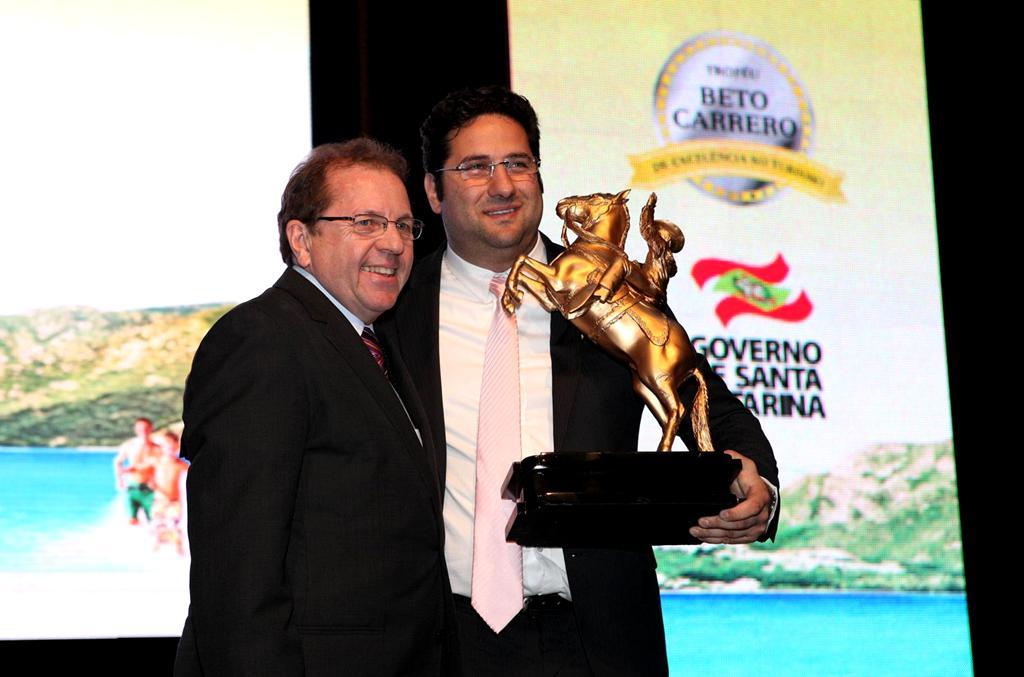 Troféu Beto Carrero de Excelência no Turismo Em parceria com o Governo do Estado de Santa Catarina foi entregue o Troféu Beto Carrero de Excelência no Turismo.