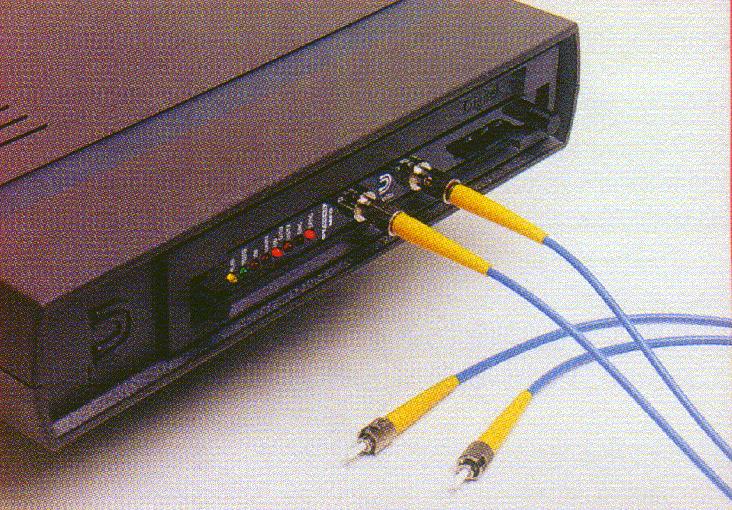 comprimento do cabo Usado frequentemente em TV a cabo e redes locais Tecnologia atual de fibra permite largura de banda na faixa de Tbps Problema: conversão sinal