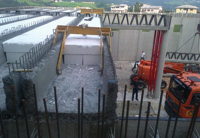 para diminuir as tensões transversais da laje de pavimentação (concretada no local), mediante os perfis externos.