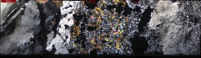 Descrição Veio de quartzo leitoso de 3 cm de espessura encontrasse no médio de veio de quartzo fumê Quartzo (Qtz): é apresentado em dois tipos (I) cristais de granulação media a grossa ( 300 µ -