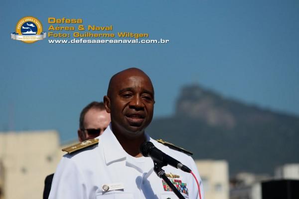 Rear-Admiral Fernandez "Frank" L. Ponds, Comandante do Expeditionary Strike Group Three Após suas palavras, o Alte.