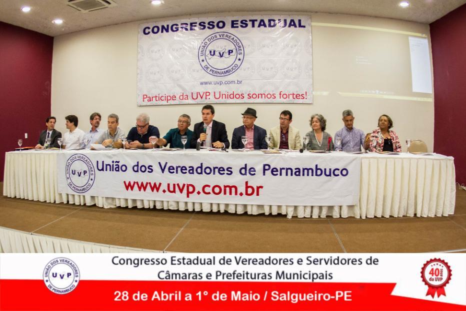 Acima: Integrantes da mesa de abertura O presidente da União de Vereadores de Pernambuco UVP fez a abertura oficial do Congresso demonstrando a satisfação em promover o