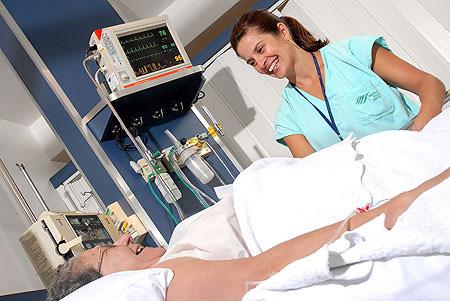 Cuidados de Enfermagem O enfermeiro é o profissional da área da saúde que permanece mais tempo junto ao paciente com dor, portanto, tem a oportunidade de contribuir muito para aumentar o conforto do