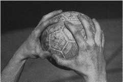 A uma mão Mão sobre a bola, dedos bem abertos Bola é segura pelo polegar e mínimo, os outros dedos envolvem a bola A duas