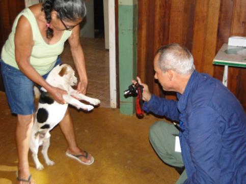 3.2.2 Realização de palestras sobre leishmaniose Figura 17 Exame clínico em cães domésticos com objetivos de localizar possíveis lesões cutâneas de leishmaniose tegumentar, principalmente nos