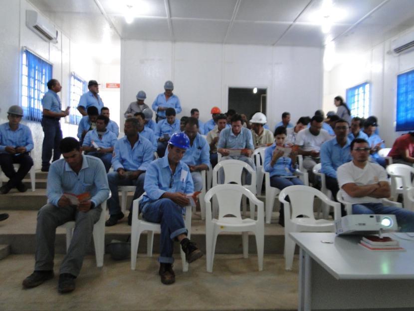 Figura 19 Palestra sobre leishmanioses apresentada para os trabalhadores da área de influência da UHE Colíder Canteiro de Obras da UHE Colíder (Auditório da Copel), 18/11/20