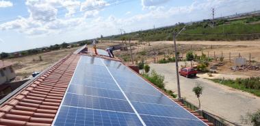 Brasil: 4,1 a 6,0 kwh/m 2 0,01 watts per capita Solar Net Metering > 10 GW