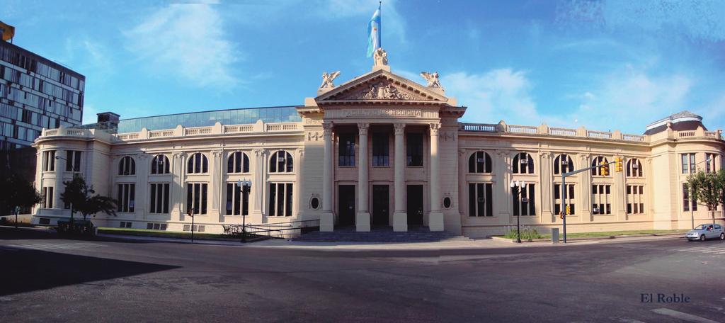 A instituição é pública e gratuita, localizada a 25 Km da cidade de Buenos Aires.