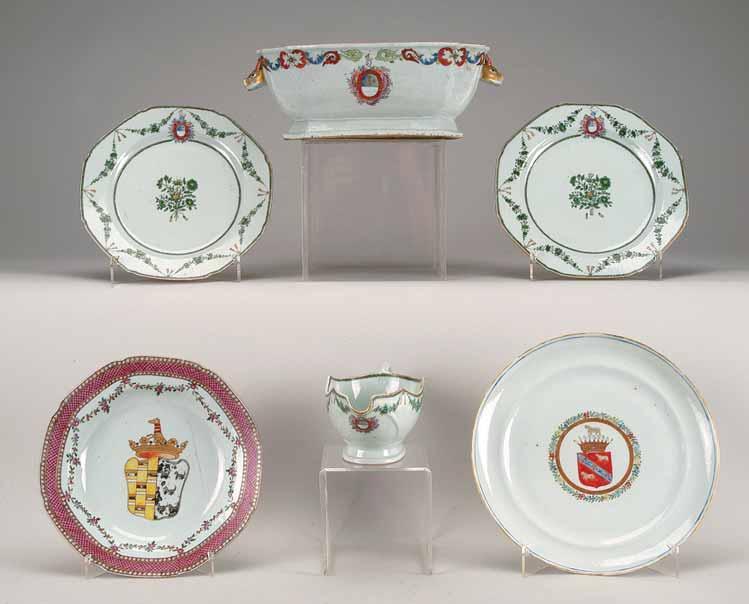 225 224 226 228 227 224 PRATO OITAVADO, porcelana da China, policromada com armas de Joaquim Inácio da Cruz Sobral - 5º serviço (8 grinaldas), reinado Qianlong, séc. XVIII,pequenas esbeiçadelas vd.