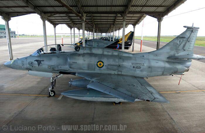 Esquadrão VF-1 realiza exercícios com militares do 6º Distrito Naval Duas aeronaves AF-1/1A (A-4KU Skyhawk II) do 1º Esquadrão de Aviões de Interceptação e Ataque (VF-1),