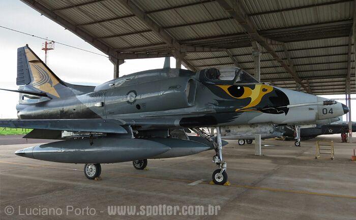 Os caças Skyhawk, designados como AF-1 Falcão (N-1004), monoplace, e o AF-1A Falcão (N-1021), biplace, estão realizando adestramento de Guia Aéreo Avançado.