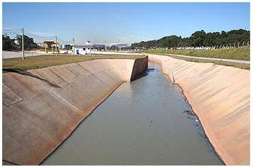 armazena a água excedente dos rios e da drenagem urbana no período de chuvas, liberando-a aos