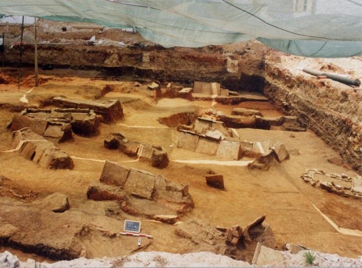 Figura 6 Fotografia do espaço da escavação no Largo 25 Abril, Faro (Gonçalves e Puch, 2004).
