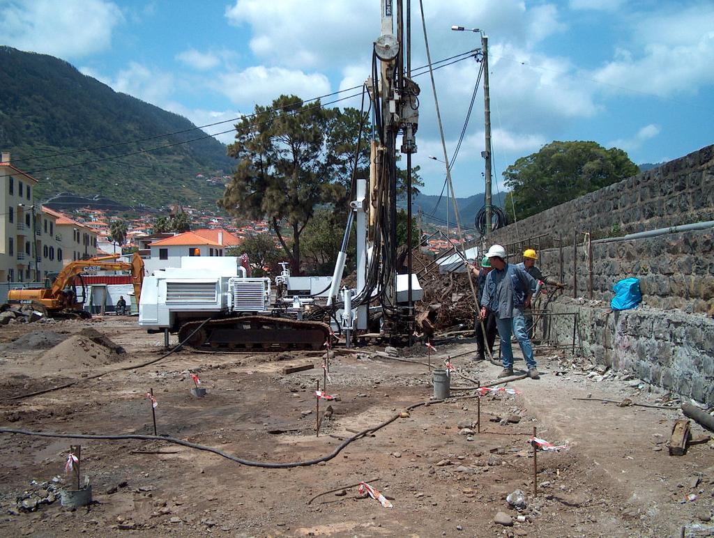 De acordo com a modelação adoptada, admitiu-se que as colunas de jet-grouting acomodavam predominantemente cargas axiais, incluindo as reacções dos tirantes, pelo que, quando existentes, as