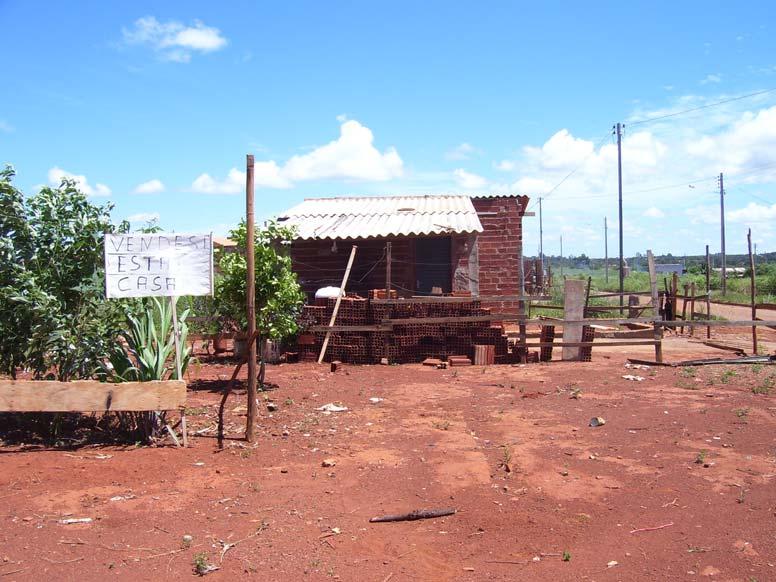 Alves,T.M.;Chaveiro, E.F./Rev.Geogr. Acadêmica v.1 n.1(xii.2007) 95-107 Faltam centros que ultrapassem as fronteiras das igrejas evangélicas e dos bares, que são inúmeros na região.