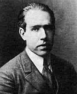 Modelo Atômico de Rutherford é substituído pelo de Bohr Em 1914, Niels Bohr influenciado pelo cenário deixado pelas pesquisas de Planck e Einstein,