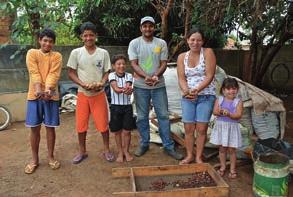 O trabalho familiar na coleta de sementes A história de um dos primeiros coletores da Rede de Sementes do Xingu.