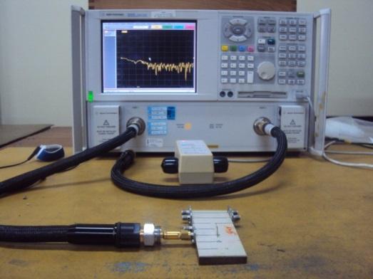 Igualando-se (4) a (5) tem-se:. (6) A caracterização na escala de micro-ondas foi feita utilizando duas ferritas comerciais, uma da Fair-Rite e outra da Murata. A Tab.