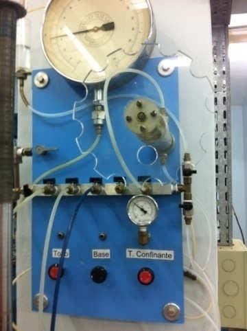 18 Sistema de aplicação de pressões A tensão confinante foi aplicada à amostra após o completo preenchimento da câmara triaxial, com água destilada, através da