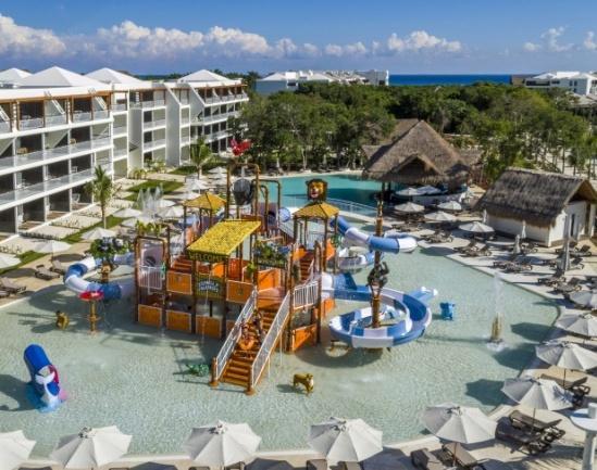 E para as pessoas que viajam em família, o resort conta com um impressionante parque aquático com escorregas e cascatas.