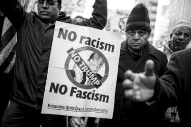 A imagem acima retrata manifestantes na cidade de Nova York (janeiro de 2016) caminhando em direção à Trump Tower, em protesto contra a plataforma de campanha do candidato à presidência dos EUA,