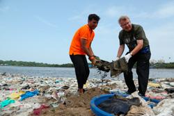 Shah vai receber o galardão na categoria Action and Inspiration por ter iniciado Afroz Shah Nações Unidas uma campanha voluntária de recolher à Champion of the Earth mão todos os sacos e