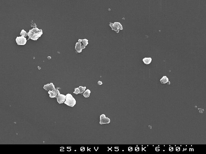 Capítulo 4 Resultados e Discussão Figura 22 - Micrografias obtidas por SEM das partículas de vidro com tamanhos médios de a) 1 µm e b) 4