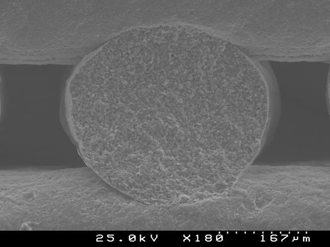 tamanho de poro predefinido de 200 µm (distância entre dois filamentos), produzidos a partir das