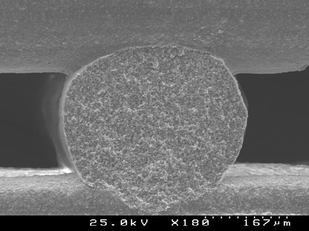 tamanhos de poro de 300 µm com diferentes composições: a) 47 vol.