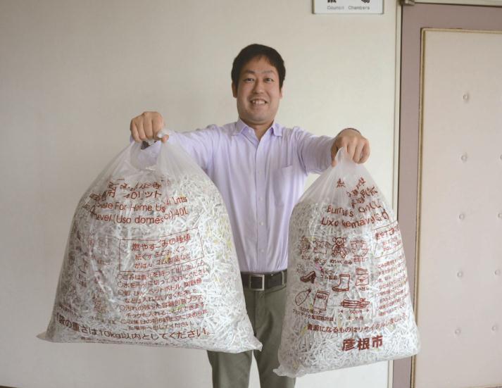 Os sacos de lixo para jogar plástico serão transparentes. Alteração de preços: o saco de lixo queimável de 40 litros custará 130 ienes (incluso impostos sobre consumo).