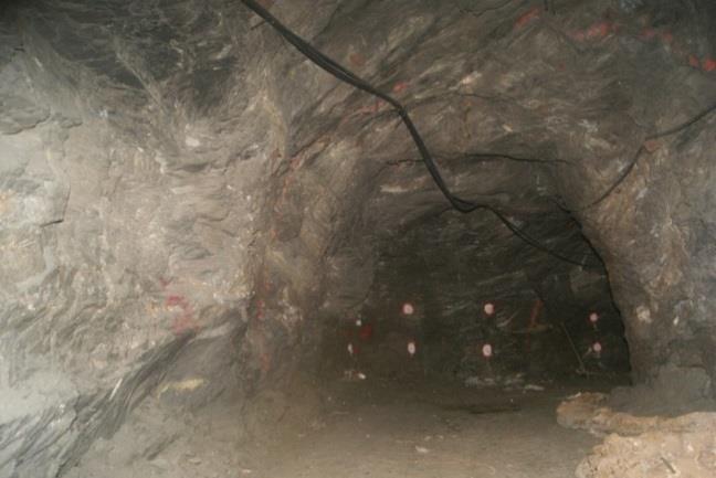 1 Mineração Subterrânea Com o objetivo de validar a metodologia proposta foram realizados testes na Mina Cuiabá, AngloGold Ashanti, em uma galeria (drive), que tem como dimensão 5,5 x 5,5 m,