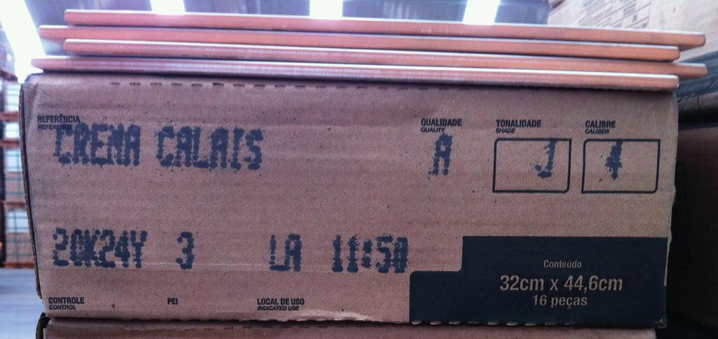 Armazenamento Separe as pilhas de forma que em cada uma delas estejam produtos de mesma referência, tonalidade, tamanho e classe. Isso facilitará a retirada dos produtos quando eles forem assentados.