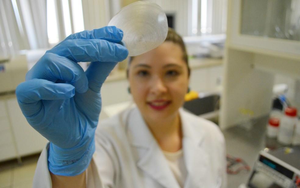 Pesquisadores da USP em Ribeirão Preto desenvolveram filme de fibroína para tratar feridas crônicas (Foto: Adriano Oliveira/G1) Renata diz que uma das hipóteses para o resultado é que o medicamento