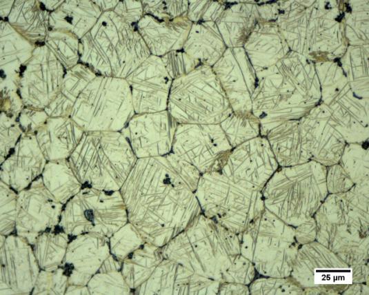 2 a) e b) apresenta a microestrutura do material formado na região central e periférica, c) e d), do