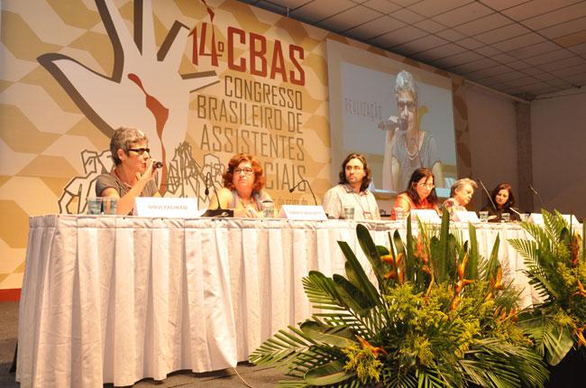 CBAS recebe assistentes sociais de outros países O terceiro dia (16/10) do 14º Congresso Brasileiro de Assistentes Sociais (CBAS) começou com quatro plenárias simultâneas e debates acalorados.