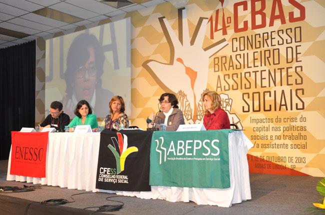 trabalho e da formação com qualidade foi composta pela presidente do CFESS, Sâmya Ramos, pela presidente da ABEPSS, Regina Ávila, e pelo representante da ENESS, Jodeylson de Lima.