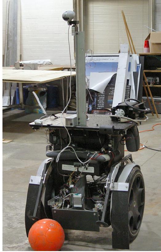 Figura : Robô Móvel com câmera para aplicações de visão computacional desenvolvida pela Carnegie Mellon University Na Neurosciences Institute utilizaram-se times de TPRE s como parte de um projeto de
