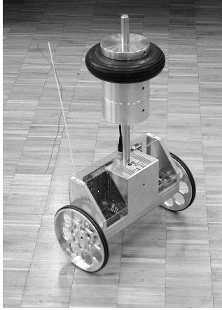 Figura 6: Robô móvel de duas rodas JOE No departamento de Engenharia Elétrica do Tatung Institute of Technology foi desenvolvido por Hung, Yeh e Lu um controle misto que utiliza o Controle