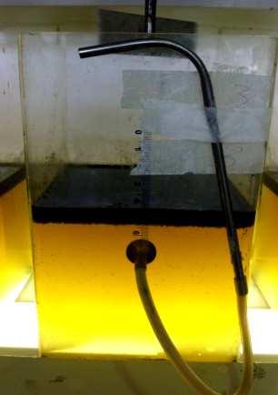 estação de tratamento real. a) b) Figura 1: a) Foto Ilustrativa de jar test durante a etapa de acidificação, b) após acidificação.