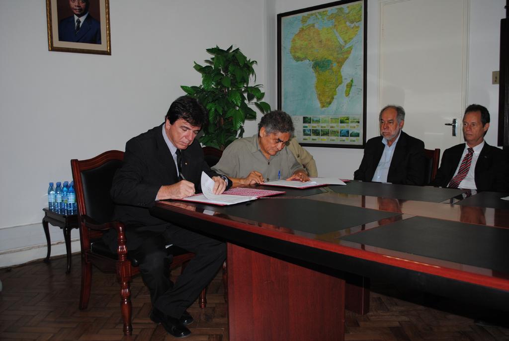 Na mesma ocasião foi assinado o Ajuste Complementar e o Projeto de Cooperação Técnica Assinatura do Convênio na UP com a presença dos reitores das universidades envolvidas, o reitor da UNILAB e o